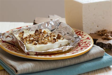 Печено сирене с мед и орехи - GingeryLemon.com