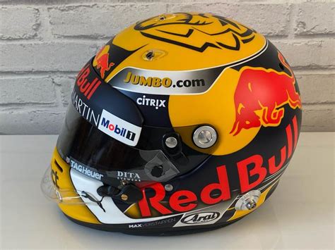 We hebben namelijk het design van zijn nieuwe helm voor 2019 te zien gekregen. Red Bull - Formule 1 - Max Verstappen - 2018 - Helm - Catawiki