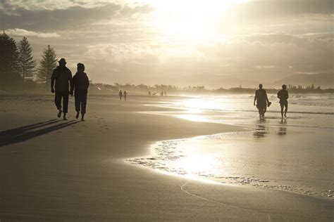 Afternoon Beach Walk At Main Beach Byron Bay People Ofte Flickr