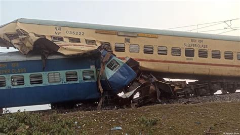 india several dead as train derails in west bengal dw 01 14 2022