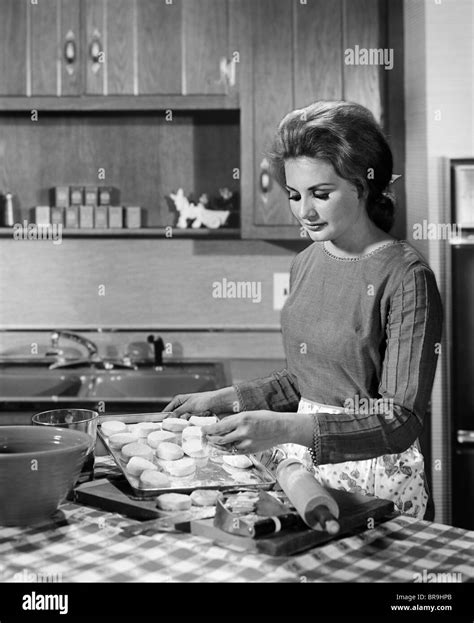 1960er Jahren Frau Hausfrau Backen Kekse In KÜche Stockfoto Bild