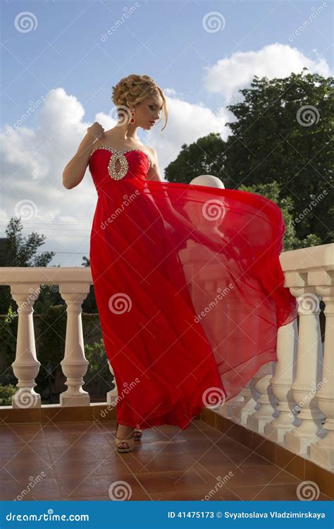 Belle Jeune Femme Dans La Robe Rouge Luxueuse Image Stock Image Du