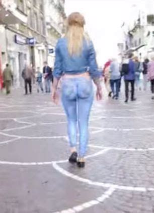 Model Leah Jung Walks Around Nyc Naked With Painted On Jeans Daily Mail Online