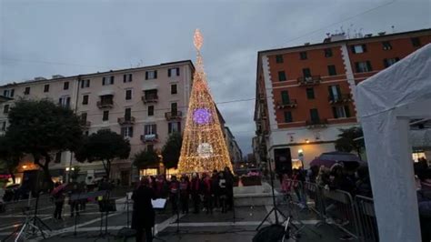 Savona Acceso Lalbero Di Natale In Piazza Sisto La Stampa