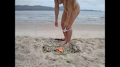 Mi Esposa Se Desnuda En La Playa Pública Para Un Cambio Real Puta Amateur Completa En Rojo