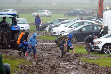 How to get a car out of mud. Cars stuck in mud at car park after Festival No 6 - North ...