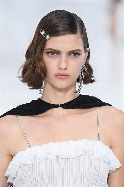 Chanel révèle les accessoires cheveux les plus chics de la saison Vogue France