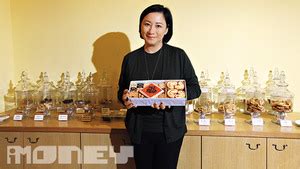 請選擇 中西區 灣仔區 東區 南區 九龍城區 黃大仙區 觀塘區 油尖旺區 深水埗區 荃灣區 葵青區 西貢區 沙田區 大埔區 北區 屯門區 元朗區 離島區. 港姐冠軍雷莊𠒇家境富裕 「千金」港姐逐個捉 - 香港經濟日報 - TOPick - 休閒消費 - D170904