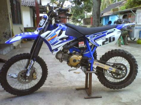 Saat ini anda bisa menikmati foto modifikasi motor cross terkeren dan terbaru yang bisa merupakan bahan referensi mevariasi motor anda berubah keren lagi. 20 Foto Modifikasi Motor Cross Keren Terbaru - Otomotiva