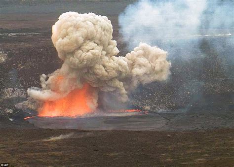 Hawaiis Kilauea Volcano Eruption Sends Lava Rocks And Gas Into Air