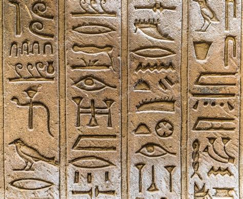 Jeroglíficos Egipcios En La Pared Del Templo De Horus En Egipto