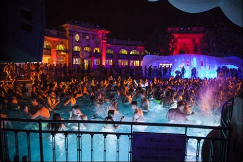 Boedapest biedt vele uitgaangsgelegenheden voor iedere smaak en portemonnee. Bath Party Budapest Perfect Nightlife 2015 - Szechenyi Baths