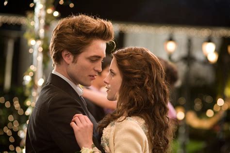 Robert Pattinson Fell Off A Bed While Kissing Kristen Stewart During A