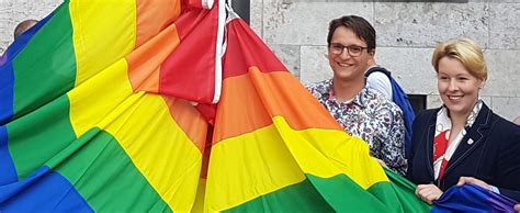 Nutzen sie den iban rechner (für brandenburger bank) bei onlinestreet.de, um eine internationale kontonummer (iban) für ein konto beim kreditinstitut brandenburger bank in brandenburg an der havel zu generieren. Giffey_Regenbogenflagge | LSVD Berlin-Brandenburg - LSVD ...