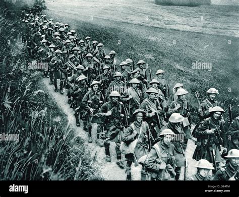 London Scottish Marching To The Somme Ww1 Stock Photo Alamy