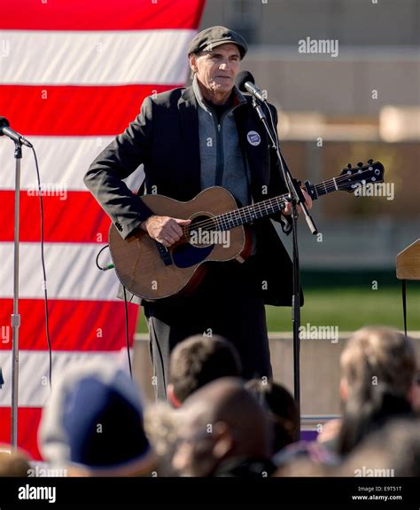 Des Moines Iowa Usa 01st Nov 2014 James Taylor Performs At The