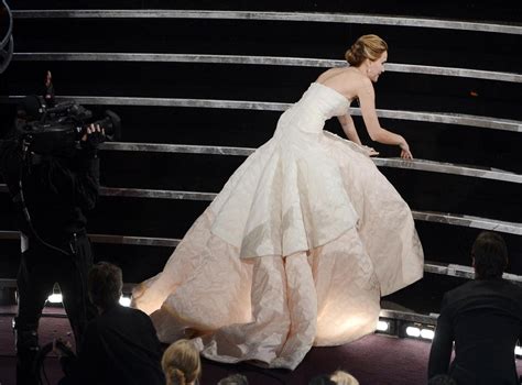 The Bizarre Reason Jennifer Lawrence Fell At The Oscars ‘cakewalk