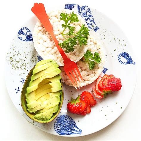 6 easy and tasty rice cakes that are perfect for breakfast, lunch or afternoon snack. LUNCH = rice cakes, avocado, strawberry + parsley. Simple ...