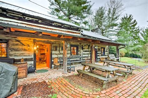 Rustic 3br Cabin Steps From Eandh College Has Patio And Air