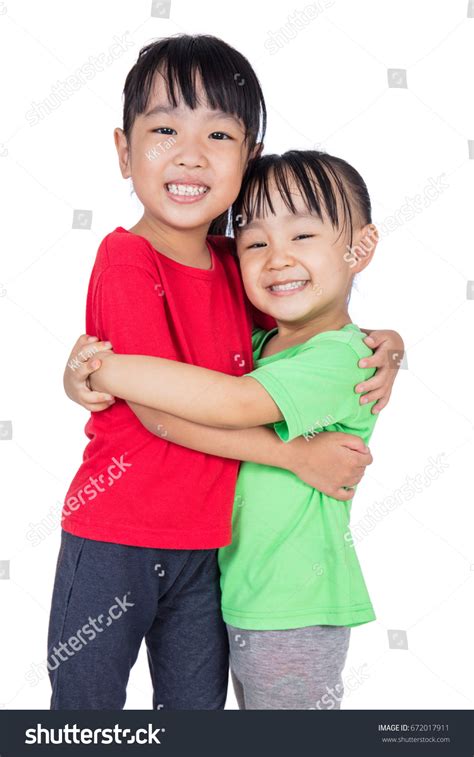 Asian Chinese Little Girls Hugging Each Foto De Stock 672017911