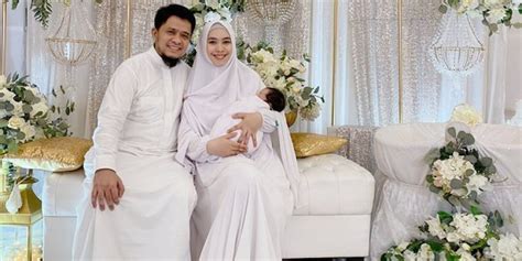 Aqiqah dalam istilah agama merupakan sembelihan untuk anak yang baru lahir sebagai bentuk rasa syukur oleh sebagian ulama aqiqah sendiri disebut nasikah atau dzabihah yang memiliki makna namun kita tidak akan menjelaskan aqiqah secara menyeluruh. Gambar Baju Yang Serasi Buat Acara Haqiqah Anak / Kompak Pakai Batik Ini 3 Potret Acara Aqiqah ...