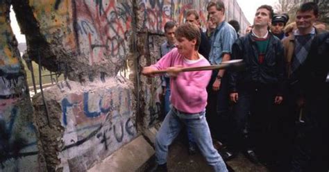 【80s Berlin Wall Collapsed T Shirt】 Blogknakjp