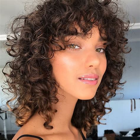 Make fresh a opção certeira para o verão Guita Moda Cabelo Cabelo cacheado com franja