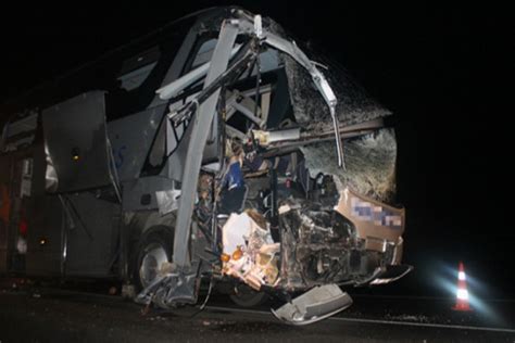 Yolcu otobüsü kamyona çarptı Ölü ve yaralılar var Bursa Hakimiyet