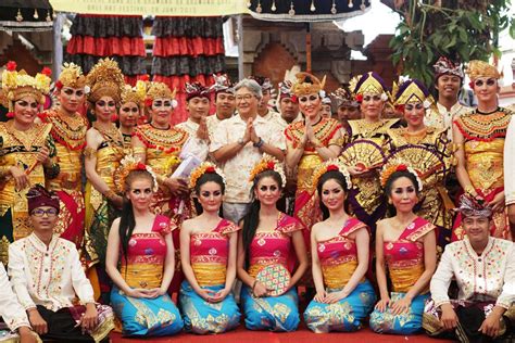 Saudara Dalam Seni Tari Bali Sanggar Okas Denpasar Dalam Pkb 2015