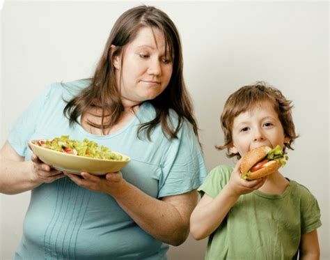 La obesidad es una enfermedad crónica de origen multifactorial prevenible, la cada año fallecen por lo menos 2,8 millones de personas adultas como consecuencia del sobrepeso o la obesidad. Obesidad infantil: cómo prevenirla y tratarla - eju.tv