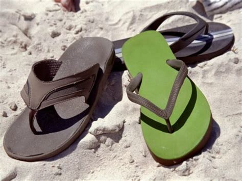 18 Best Flip Flops For Men 2023 That Are Comfortable In Summer Sand