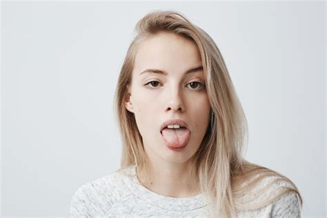 Bubbles On The Tongue Possible Causes And Natural Remedies Breaking