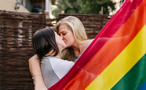 Lgbt Stolzes Lesbisches Paar Küsst Schwule Regenbogenfahne Stockfoto Und Mehr Bilder Von