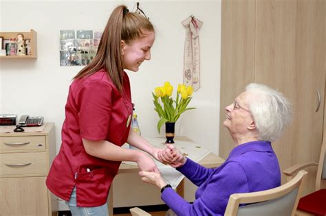 Wenn die regierung weiter die fundamente der gemeinschaft unterminiert, kann sie nicht anders. Jana macht Ausbildung zur Altenpflegerin: Helfen ist ein ...