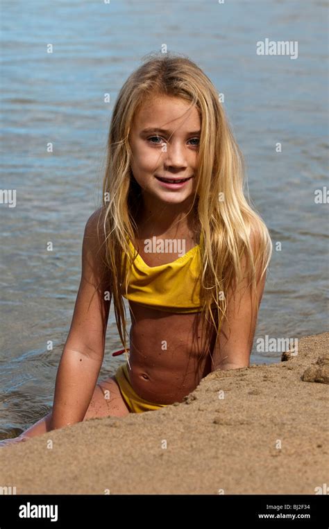 6 Jähriges Mädchen Bikini Stockfotos Und Bilder Kaufen Alamy