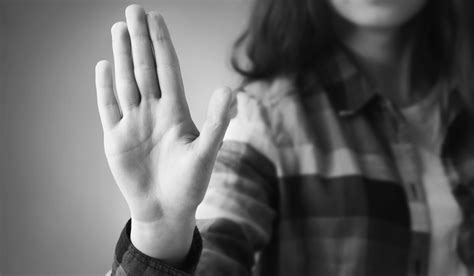 Girl Showing Stop Hand Sign Gesture Body Language Gestures Ps Fundar Centro De Análisis E