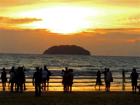 tanjung aru    popular beach  kota kinabalu malaysia