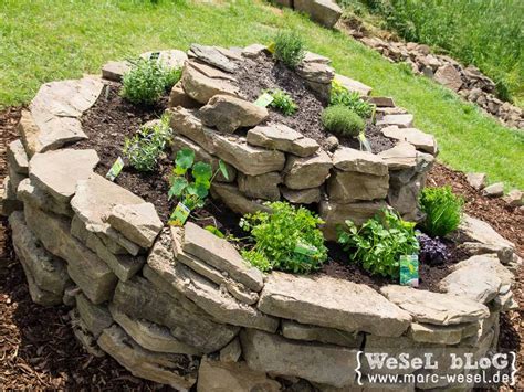 Kreativität ist gefragt bei einem kräutergarten auf balkon. Kräuterspirale - DIY Bauanleitung | Natursteine garten ...