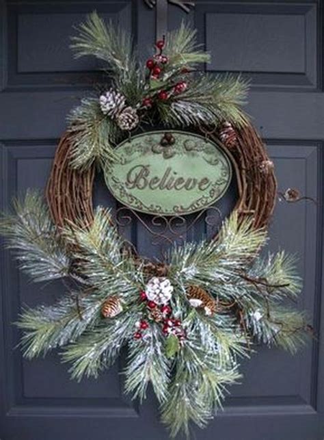 Unique Christmas Wreath Decoration Ideas For Your Front Door 19