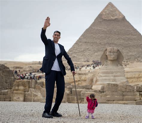 Worlds Tallest Man Shortest Woman Visit Egypts Pyramids