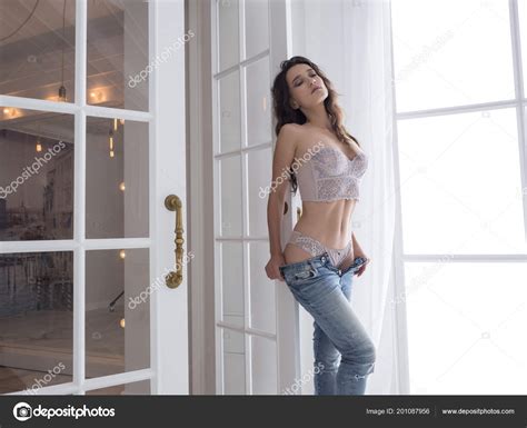Sexy Junge Frau Jeans Und Dessous Damenmode Stockfotografie Lizenzfreie Fotos © Aylasova