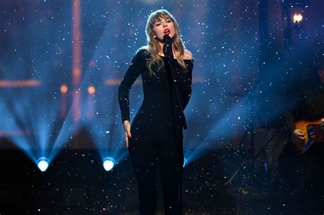 Snl Watch Taylor Swifts 10 Minute Version Of All Too Well Performance