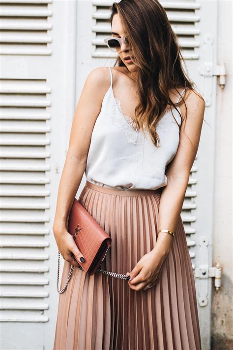 Outfit It’s A Pleated Skirt Love Affair Skirts Pleated Skirt How To Wear A Pleated Skirt