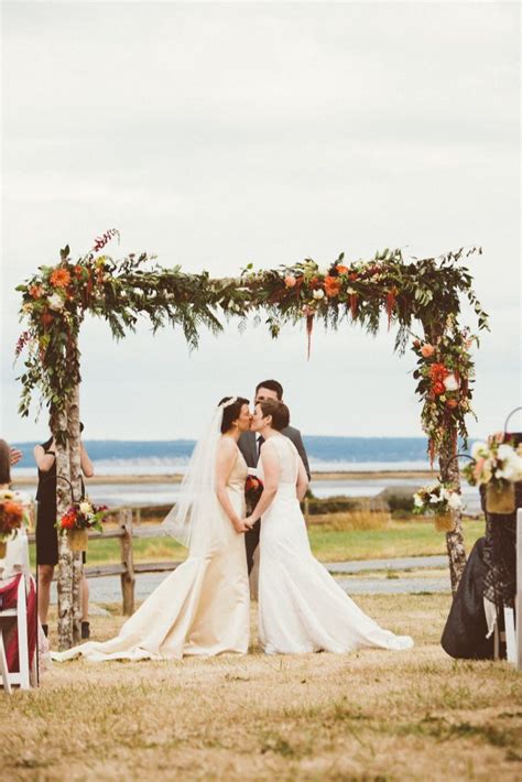 In this video, you will see how to make an arch of real flowers for your wedding! Wedding Arbor For Rent | Tobey Nelson Weddings + Events