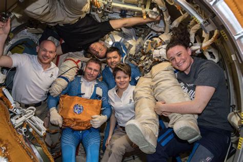 Combien D Astronautes Dans L Iss - Après 6 mois dans l'ISS, trois astronautes rentrent sur Terre