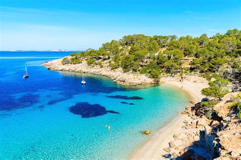 Rund zwei kilometer nördlich von dem ferienort es caná liegt die nur… Das sind die schönsten Strände auf Ibiza | Urlaubsguru