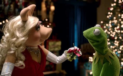 Kermit The Frog And Miss Piggy Kissing