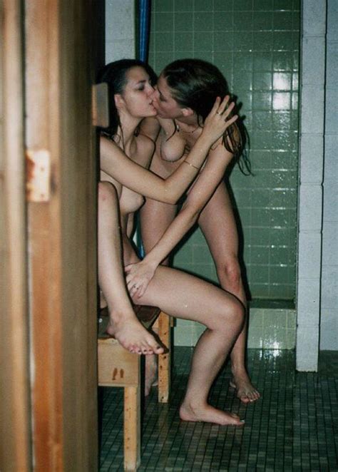 Lesben küsst das bild Neue Porno Videos
