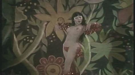 lyn may nuda ~30 anni in burlesque