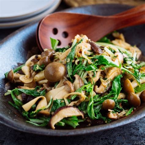 I know how repetitive lunches can get. Simple Make Perfect Alkaline Mushroom Salad - Easy Food Recipes Ideas